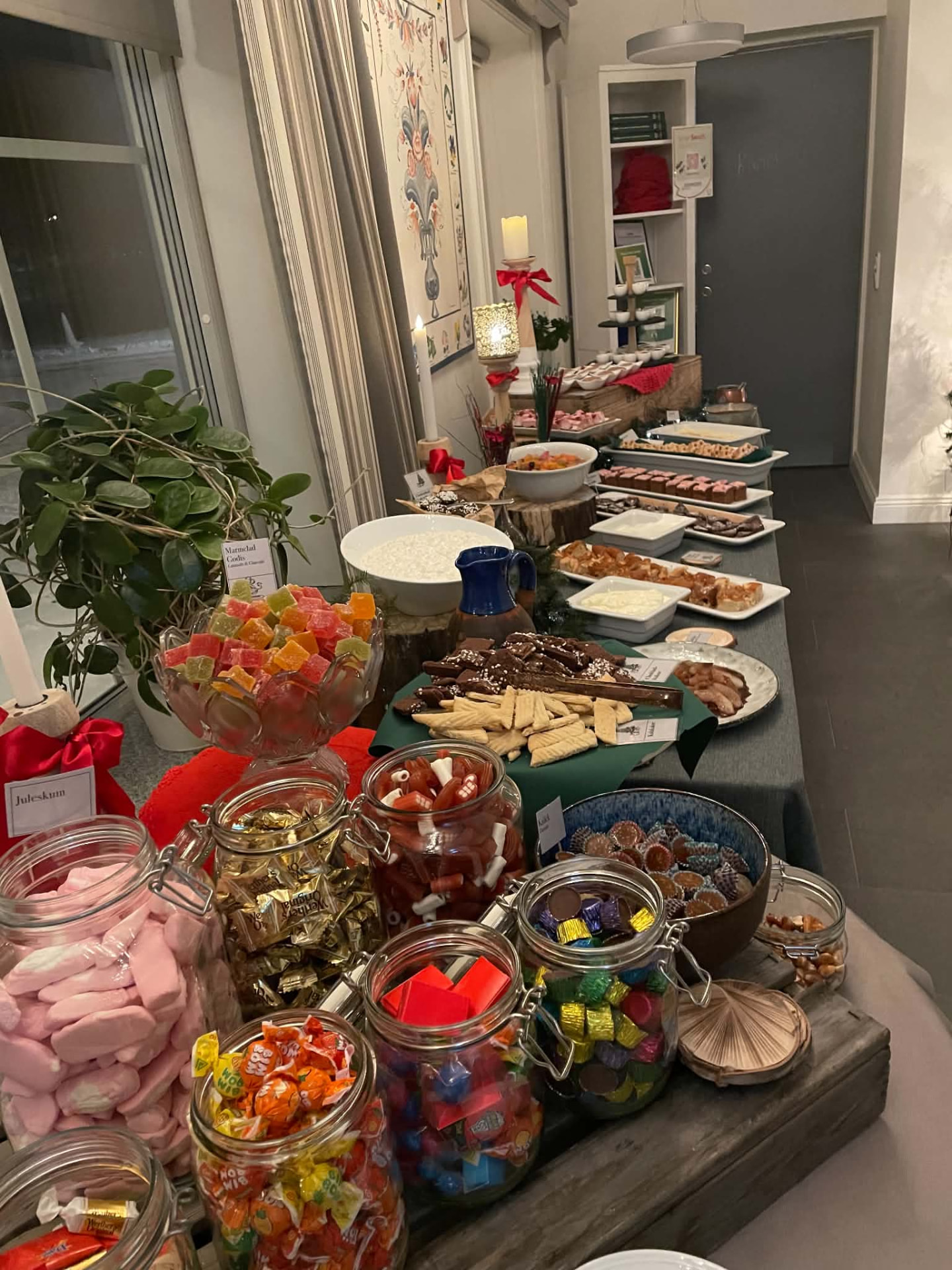 Dessertbord med godis och sötsaker i glasburkar